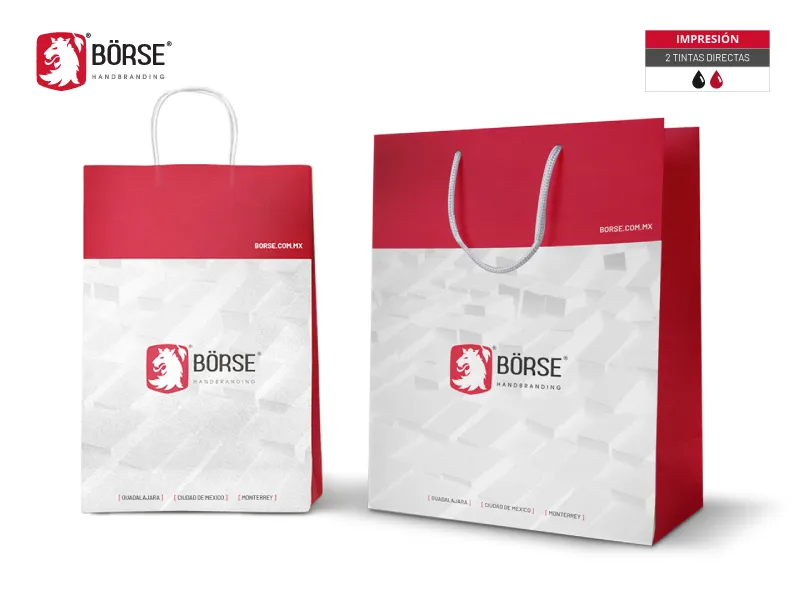 Dos bolsas de papel personalizadas con logotipo impresas a dos tintas directas, cada una lleva asas de distinto tipo
