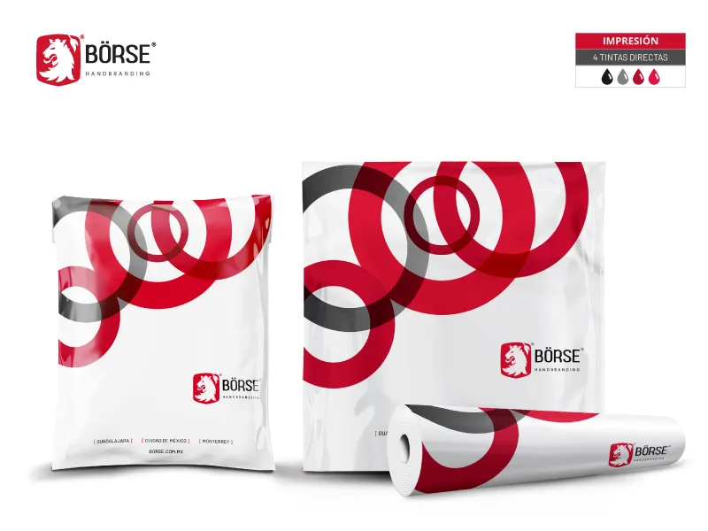 Dos bolsas blancas de plástico impresas con el logotipo de BÖRSE y diseño de aros rojo con negro