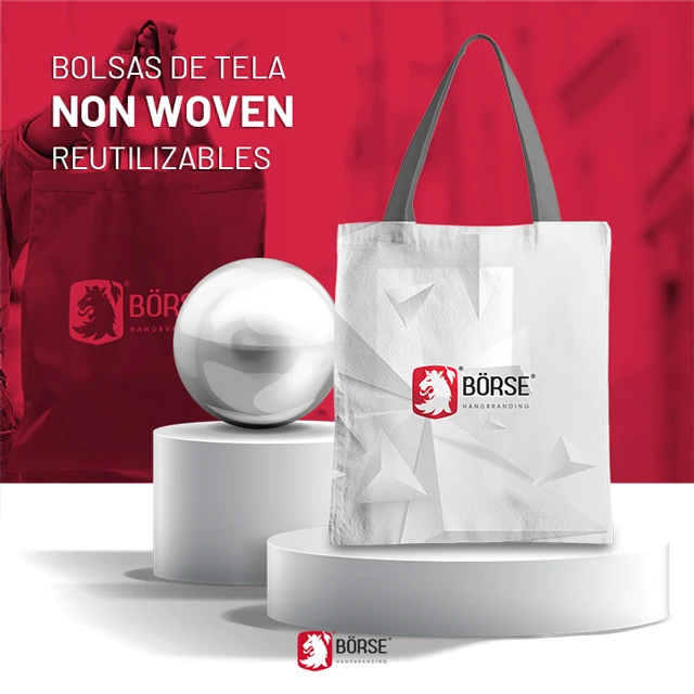 Una bolsa de tela tipo Non Woven blanca con asa en color gris personalizada e impresa con logotipo y diseño